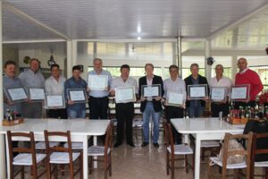 Read more about the article AMARP entrega Diploma de Honra Municipalista aos prefeitos da região