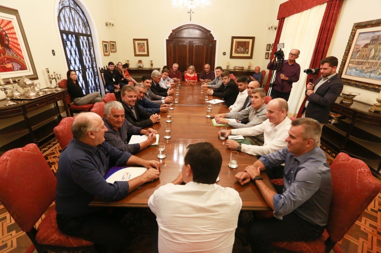 You are currently viewing REUNIÃO  DOS PREFEITOS DOS MUNICÍPIOS MEMBROS DA AMARP COM O GOVERNADOR DO ESTADO