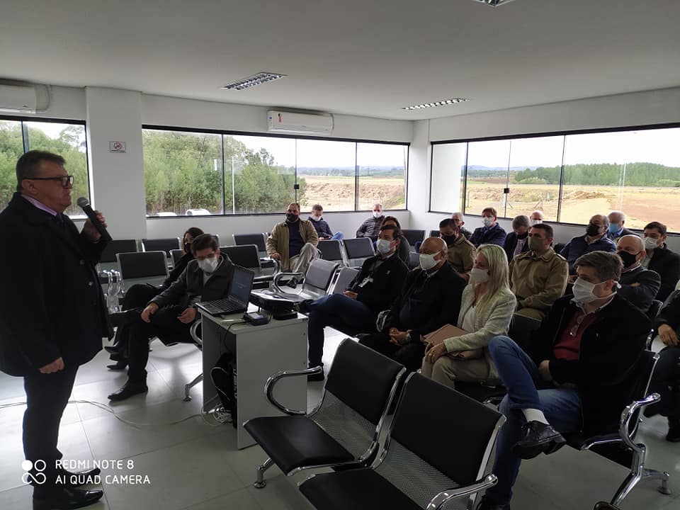 You are currently viewing Prefeitos da Amarp participam de reunião sobre voo regional