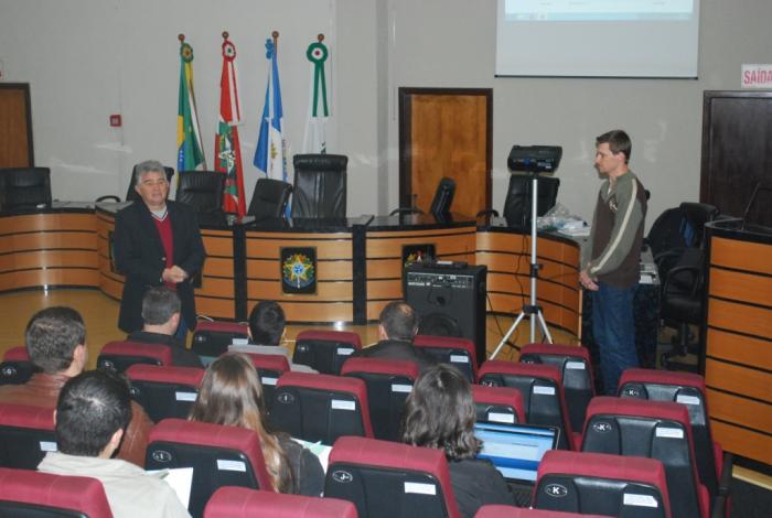 You are currently viewing Servidores das prefeituras da região  sanam dúvidas sobre novos portais oferecidos pela FECAM